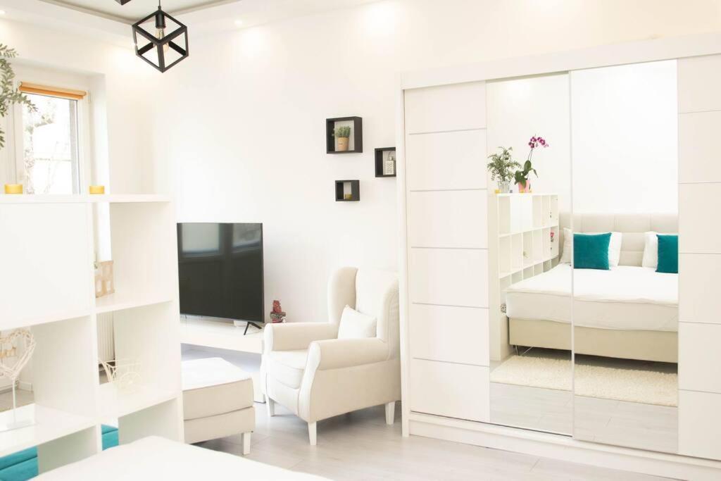 Cute And Sunny - Location * Sarajevo